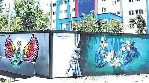 விருதுநகர் அரசு மருத்துவமனை சுற்றுச்சுவரில் கண்கவர் ஓவியங்கள்