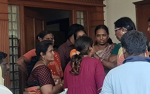 அதிகாரியிடம் வாக்குவாதத்தில் ஈடுபட்ட திமுகவினர்