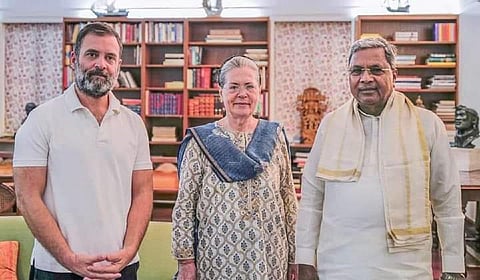 காங்கிரஸ் மூத்த தலைவர் சோனியா காந்தி மற்றும் ராகுல் காந்தியை டெல்லியில் இன்று சந்தித்த கர்நாடக முதல்வர் சித்தராமையா.