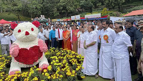 கொடைக்கானல் கோடை விழா: 60-வது மலர் கண்காட்சியில் வசீகரிக்கும் மலர்கள், காய்கறி சிற்பங்கள்