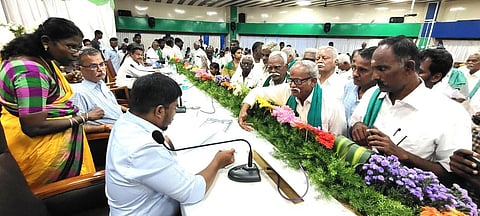 விருதுநகர் | உரிய விலை கிடைக்காததால் தேங்காய், பருத்தியை அரசே கொள்முதல் செய்ய விவசாயிகள் வலியுறுத்தல்