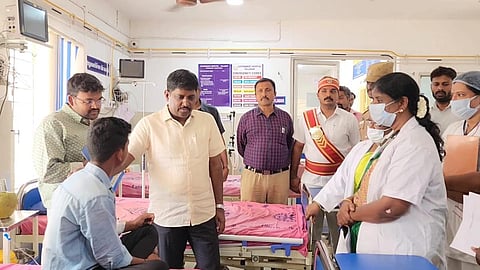 தற்கொலை முயற்சியில் ஈடுபட்ட சிறுவனுக்கு பல்லடம் அரசு மருத்துவமனை ஆய்வின்போது ஆறுதல் தெரிவித்த மாவட்ட ஆட்சியர் தா.கிறிஸ்துராஜ் .