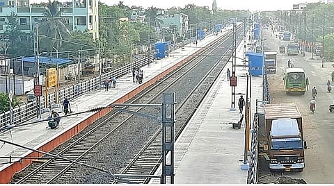 புதிய பேருந்து நிலையம் அருகே மாற்றப்பட்ட மேலூர் ரயில் நிலையம் இன்று திறப்பு: மும்பைக்கு சிறப்பு ரயில் அறிவிப்பு