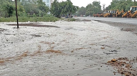 காரைக்குடி முடியரசன் சாலையில் பாய்ந்தோடிய மழைநீர்.