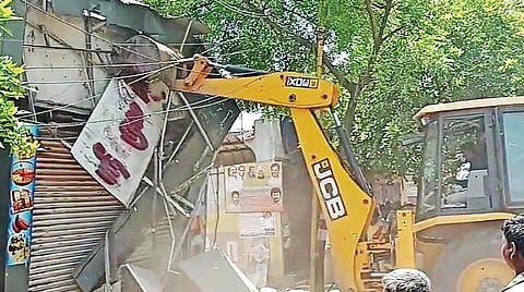 சிவகாசி பொத்துமரத்து ஊருணியில் ஆக்கிரமிப்பு கடை இயந்திரம் மூலம் அகற்றப்பட்டது.