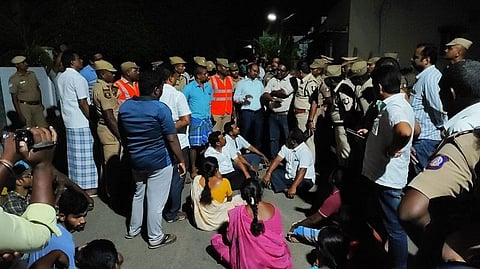 கரூரில் சோதனை நடத்த வந்த வருமான வரித் துறை அதிகாரிகளை தடுத்த நபர்கள் மீது வழக்குப் பதிவு