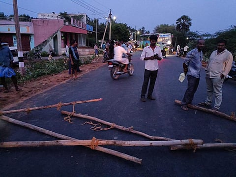தஞ்சாவூர் | இறந்தவரின் உடலை எடுத்து செல்ல அனுமதி மறுப்பால் கலவரமாக மாறிய கிராமம் - போலீஸ் வாகனம் உடைப்பு