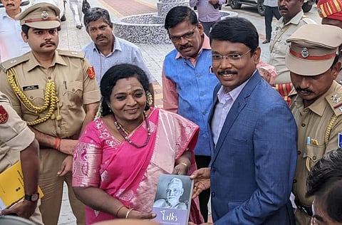 திருவண்ணாமலைக்கு வந்த புதுச்சேரி துணை நிலை ஆளுநர் தமிழிசை சவுந்தரராஜனை வரவேற்று நினைவு பரிசாக பகவான் ரமணரின் புத்தகத்தை வழங்கிய ஆட்சியர் பா.முருகேஷ்.