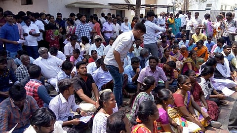 குளித்தலை அருகே கிணற்றில் இறந்து கிடந்த சிறுமியின் சடலத்தை வாங்க மறுத்து உறவினர்கள் போராட்டம்