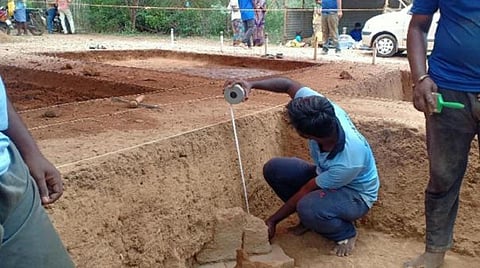 பொற்பனைக்கோட்டையில் அகழாய்வு இடத்தை பார்வையிட குவியும் பார்வையாளர்கள்