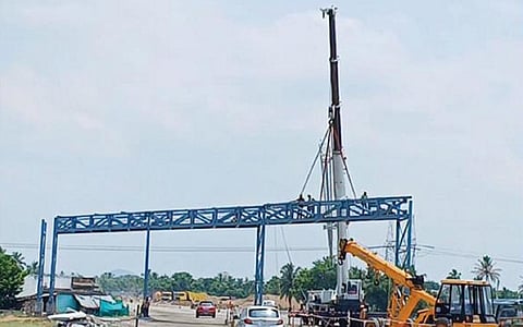 தருமபுரி-ஓசூர் இடையிலான விரிவாக்கம் செய்யப்பட்ட சாலையில் பாலக்கோடு அருகே புதிதாக சுங்கச் சாவடி அமைக்கும் பணி தீவிரமாக நடந்து வருகிறது.