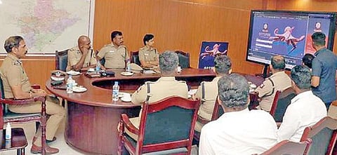 கோவை மாநகர காவல்துறையினரால் அறிமுகப்படுத்தப்பட்ட ஆக்டோபஸ் பிரத்யேக மென்பொருளின் செயல்பாட்டை பார்வையிட்ட டிஜிபி சி.சைலேந்திரபாபு. அருகில், காவல் ஆணையர் வே.பாலகிருஷ்ணன் உள்ளிட்டோர்.