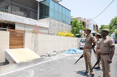 கரூர் | வருமான வரித் துறை அதிகாரிகள் இரண்டாவது நாளாக சோதனை: தாக்குதல் தொடர்பாக 100-க்கும் மேற்பட்டோர் மீது வழக்கு