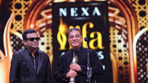 நடிகர் கமல்ஹாசனுக்கு IIFA வாழ்நாள் சாதனையாளர் விருது - ஏ.ஆர்.ரஹ்மான் வழங்கினார்