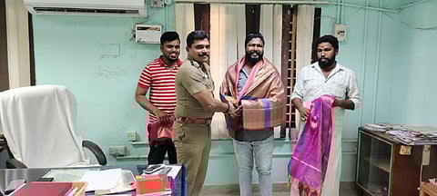 கும்பகோணம் | திருடர்களை பிடித்து போலீசில் ஒப்படைத்த சமூக ஆர்வலர்களுக்கு பாராட்டு