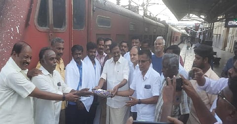 கும்பகோணத்திற்கு வந்த மும்பை ரயிலுக்கு வரவேற்பு
