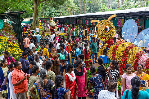 ஏற்காடு கோடை விழா மலர் கண்காட்சி நிறைவு நாளான இன்று அண்ணா பூங்காவில் மலர் சிற்பங்களை கண்டு ரசித்த சுற்றுலா பயணிகள் | படம்: எஸ். குரு பிரசாத்