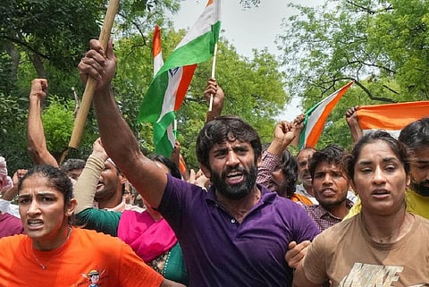 போராட்டத்தில் மல்யுத்த வீரர்கள் மற்றும் வீராங்கனைகள்