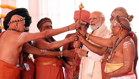 டெல்லியில் புதிய நாடாளுமன்ற திறப்பு விழா நேற்று கோலாகலமாக நடந்தது. இதில் பிரதமர் நரேந்திர மோடியிடம் செங்கோலை வழங்கிய தமிழக ஆதீனங்கள்.