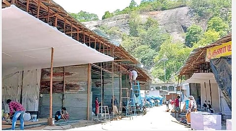 குற்றாலம் பிரதான அருவி அருகில் கடைகளை தயார்படுத்தும் வியாபாரிகள்.