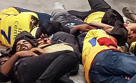 ரயில் நிலையத்தில் ரசிகர்கள்