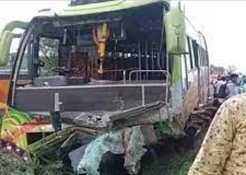 மைசூரு அருகே வேன் மீது பேருந்து மோதிய விபத்தில் 10 பேர் உயிரிழப்பு