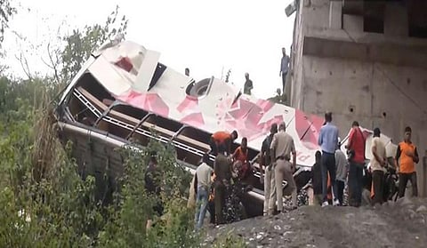 விபத்துக்குள்ளான பேருந்து