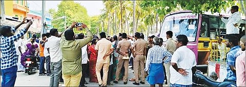 பேரணாம்பட்டு அருகே சாலை மறியலில் ஈடுபட்ட பொதுமக்கள்.