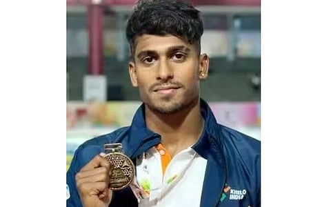 தேசிய அளவிலான நீச்சல் போட்டியில் தங்கம் வென்ற மதுரை மாணவர்