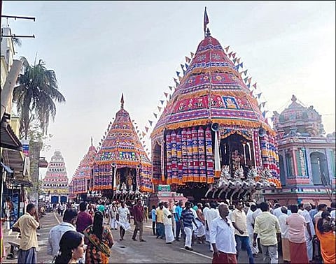 திருநள்ளாறு தர்பாரண்யேஸ்வரர் கோயில் பிரம்மோற்சவ விழாவை யொட்டி நேற்று நடைபெற்ற 5 தேர்கள் தேரோட்டம்.