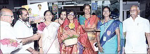 உலகின் மிக உயரமான எவரெஸ்ட் சிகரம் மீது ஏறி சாதனை படைத்து நேற்று சென்னை திரும்பிய தமிழகத்தைச் சேர்ந்த முத்தமிழ் செல்விக்கு, தமிழ்நாடு விளையாட்டு மேம்பாட்டு ஆணையம் சார்பில் விமான நிலையத்தில் சிறப்பான வரவேற்பு அளிக்கப்பட்டது. படம்: எம்.முத்துகணேஷ்