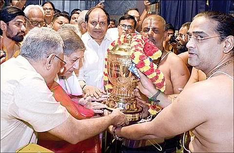 சென்னை சூப்பர் கிங்ஸ் அணி பெற்ற ஐபிஎல் கோப்பை நேற்று சென்னை கொண்டுவரப்பட்டு தி.நகரில் உள்ள திருப்பதி தேவஸ்தானத்தில் சிறப்பு பூஜைகள் செய்யப்பட்டன. இதில் இந்தியா சிமெண்ட்ஸ் நிறுவனத்தின் துணைத் தலைவர் மற்றும் நிர்வாக இயக்குனரான என்.சீனிவாசன், சிஎஸ்கே தலைமை செயல் அதிகாரி காசி விஸ்வநாதன், திருமலை - திருப்பதி தேவஸ்தானத்தின் தமிழக, புதுச்சேரி ஆலோசனைக்குழு தலைவர் சேகர் ரெட்டி ஆகியோர் கலந்து கொண்டனர். படம்: ம.பிரபு