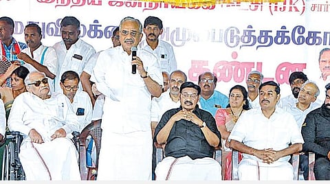 பூரண மதுவிலக்கு கோரி சென்னையில் நேற்று நடைபெற்ற ஆர்ப்பாட்டத்தில் பேசினார் காமராஜர் மக்கள் கட்சித் தலைவர் தமிழருவி மணியன். உடன், இந்திய ஜனநாயக கட்சி நிறுவனர் பாரிவேந்தர், தலைவர் ரவி பச்சமுத்து உள்ளிட்டோர்.படம்: ம.பிரபு