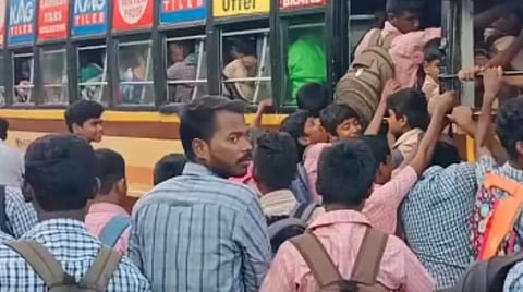 சீருடை அணிந்த மாணவர்களிடம் பஸ்களில் கட்டணம் வசூலிக்கக் கூடாது: நடத்துநர்களுக்கு அறிவுறுத்தல்