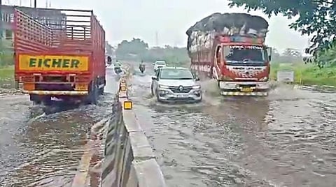 ஈரோடு - பெருந்துறை தேசிய நெடுஞ்சாலையில் தேங்கும் மழைநீரால் வாகன ஓட்டிகள் பாதிப்பு: தீர்வு காண மக்கள் வலியுறுத்தல்