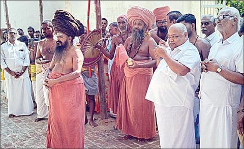 கொடியேற்ற விழாவில் பங்கேற்ற தருமபுரம் ஆதீனம் 27-வது குருமகா சந்நிதான கயிலை ஸ்ரீலஸ்ரீ மாசிலாமணி தேசிக ஞானசம்பந்த பரமாச்சார்ய சுவாமிகள் மற்றும் பக்தர்கள்.