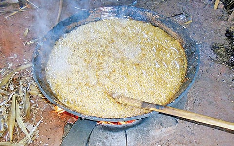 கருப்பட்டி தயாரிக்க காய்ச்சப்படும் பதநீர்