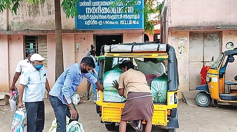 செஞ்சி வட்டார கல்வி அலுவலகத்தில் இருந்து பள்ளி ஆசிரியர்கள் தங்கள் பள்ளிக்கான புத்தகங்களை ஆட்டோக்களில் கொண்டு செல்கின்றனர். ( கோப்புப்படம்)