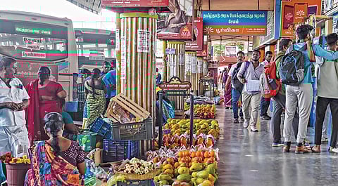 சேலம் புதிய பேருந்து நிலையத்தில் நடைபாதையில் ஆக்கிரமித்து வைக்கப்பட்டுள்ள கடைகள். படம்: எஸ். குரு பிரசாத்