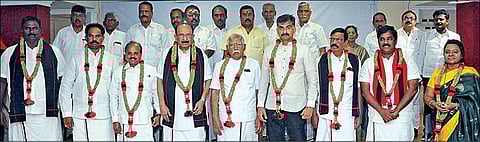 மதிமுக தலைமை பொறுப்புகளுக்கான வேட்புமனு தாக்கல், சென்னை எழும்பூரில் உள்ள கட்சியின் தலைமை அலுவலகமான தாயகத்தில் நேற்று நடைபெற்றது. இதில் பொதுச்செயலாளர் பதவிக்கு வைகோ, துணைப் பொதுச்செயலாளர் பதவிக்கு மல்லை சத்யா, முதன்மைச் செயலாளர் பதவிக்கு துரை வைகோ உள்ளிட்டோர் வேட்புமனு தாக்கல் செய்தனர்.படம்: ம.பிரபு