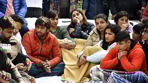 டெல்லியில் போராடும் மல்யுத்த வீராங்கனைகளின் நியாயமான கோபத்துக்கு தீர்வு காண சட்டத்தில் ஆயிரம் வழிகள் உள்ளன