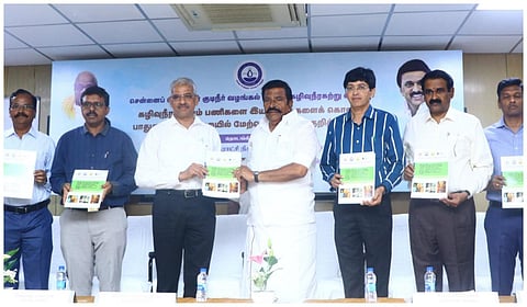 கழிவுநீரை இயந்திரங்களை கொண்டு பாதுகாப்பான முறையில் சுத்தம் செய்யும் பணிகளை மேற்கொள்வது குறித்த பயிற்சி கையேட்டினை அமைச்சர் கே.என்.நேரு வெளியிட்டார்