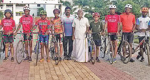 சைக்கிள் பயிற்சி பெறும் மாணவர்களுடன் பயிற்சியாளர் நாகராஜன்.