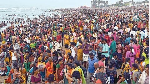 திருச்செந்தூர் கடற்கரையில் நேற்று திரண்ட பக்தர்கள். படம்: என்.ராஜேஷ்