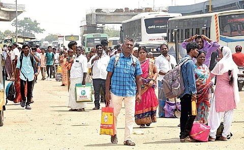 பெருங்களத்தூரில் மேம்பாலம் கட்டுமான பணிக்காக நிழற்குடை அகற்றப்பட்டதால், கொளுத்தும் வெயிலில் பேருந்துக்கு காத்திருக்கும் பயணிகள். படங்கள்:எம்.முத்துகணேஷ்