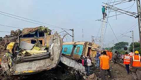 விபத்துப் பகுதியில் மேற்கொள்ளப்படும் மீட்புப் பணிகள்