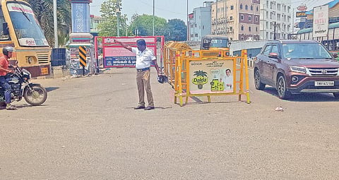 ஒரு வழிப்பாதையானது திருச்சி ஜங்ஷன் புதிய மேம்பாலம்: முறையான அறிவிப்பு இல்லாததால் வாகன ஓட்டிகள் அவதி