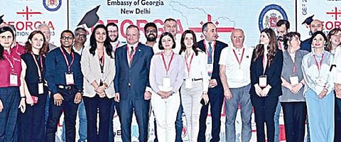 இந்திய மாணவர்கள் வெளிநாடுகளில் உயர்கல்வி பயில்வது குறித்து அறியும் வகையில் சென்னையில் வெளிநாட்டுக் கல்விக் கண்காட்சியை ஜார்ஜியா தூதரகம் நேற்று நடத்தியது. இதில் ஏராளமானோர் ஆர்வமுடன் பங்கேற்றனர்.