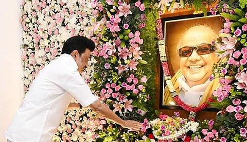 கோபாலபுரம் இல்லத்தில் கருணாநிதியின் படத்துக்கு மலர்தூவி மரியாதை செலுத்திய முதல்வர் மு.க.ஸ்டாலின்