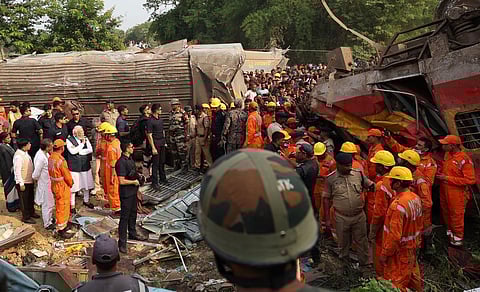 ஒடிசாவின் பாலசோர் மாவட்டத்தில் 3 ரயில்கள் மோதிய பயங்கர விபத்தில் 288 பேர் உயிரிழந்தனர். அங்கு மீட்பு பணிகள் முழு வீச்சில் நடந்து வருகின்றன. விபத்து நடந்த இடத்தை பிரதமர் நரேந்திர மோடி நேற்று பார்வையிட்டு, அதிகாரிகளிடம் விவரம் கேட்டறிந்தார்.